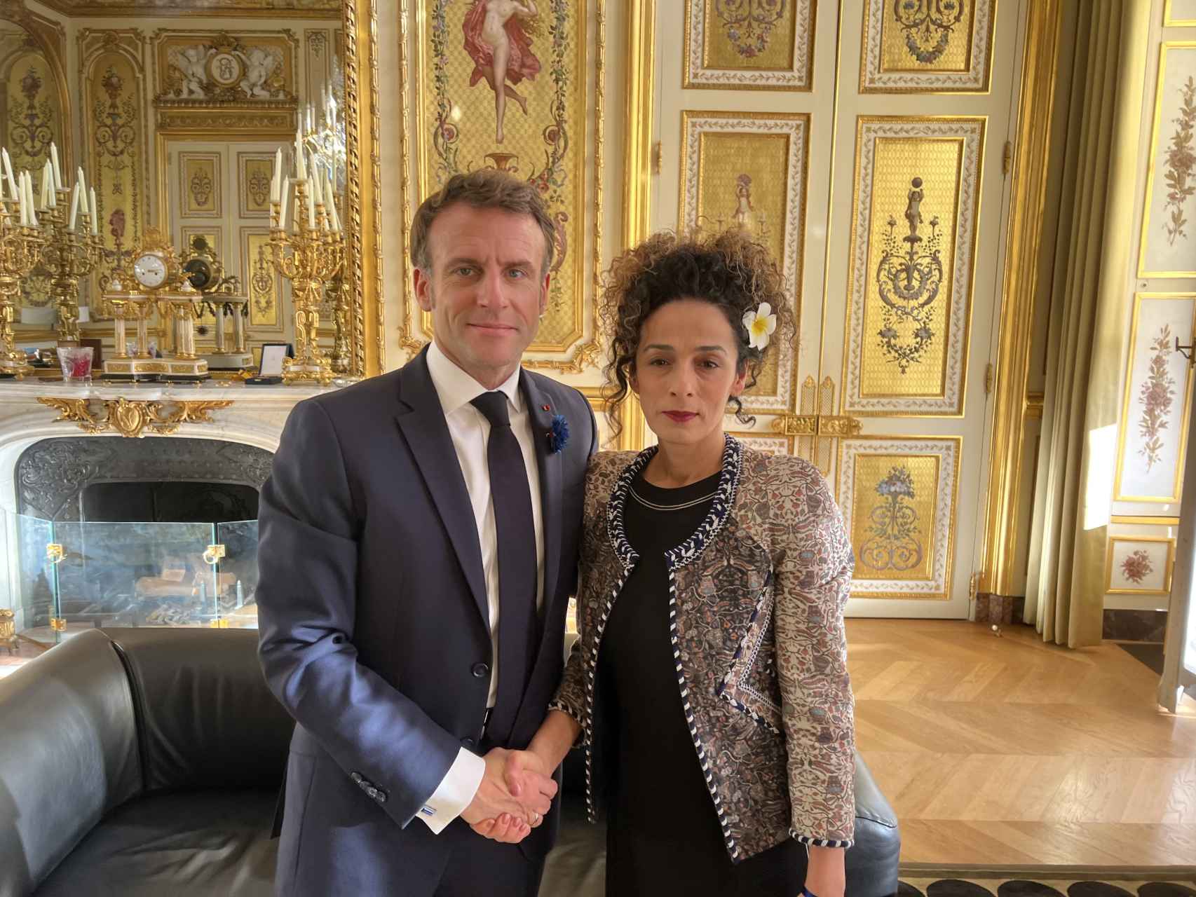 Emmanuel Macron junto a Masih Alinejad.