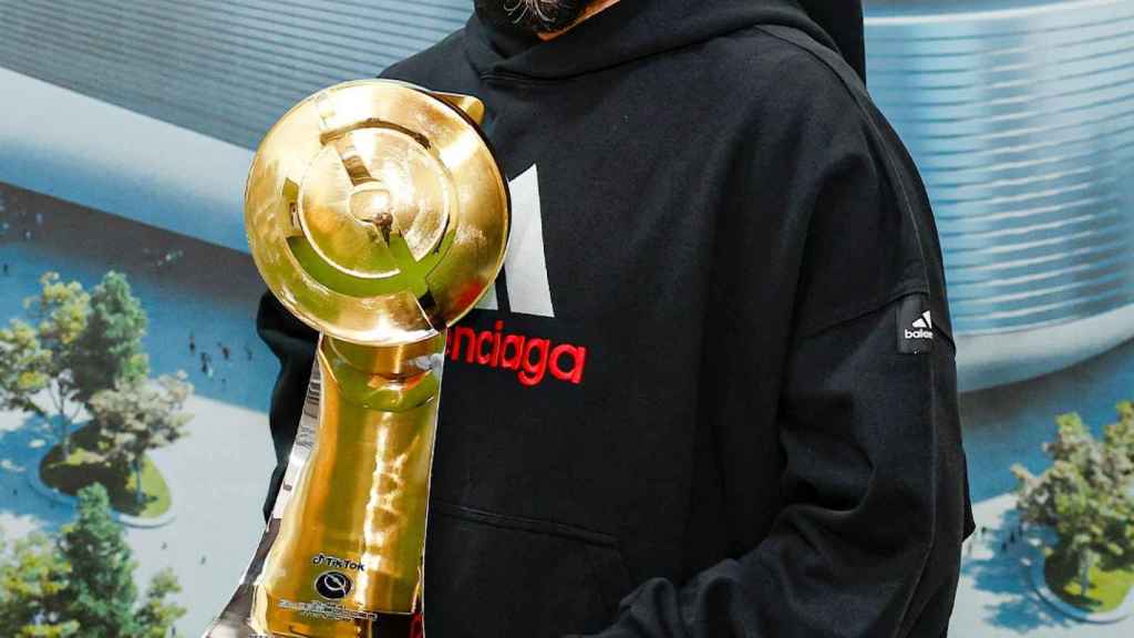 Karim Benzema, con su premio de los Globe Soccer 2022