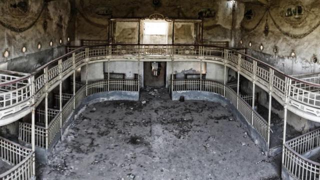 El Teatro Cervantes en la Colonia Santa Eulalia, uno de los edificios abandonados y en ruinas.