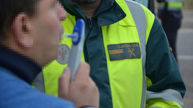 Guardia Civil de Tráfico en un control de alcoholemia