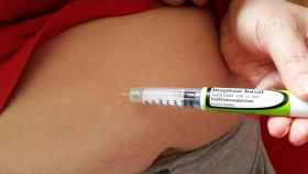 Una persona con diabetes se inyecta insulina.