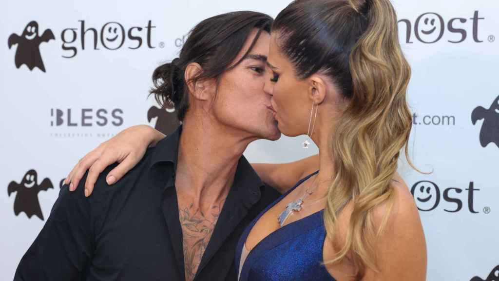 Julio José Iglesias besando a su novia, Vivi Di Domenico, tras presentarla a los medios.