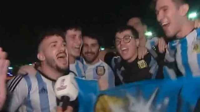 Aficionados argentinos cantan contra la selección de Francia