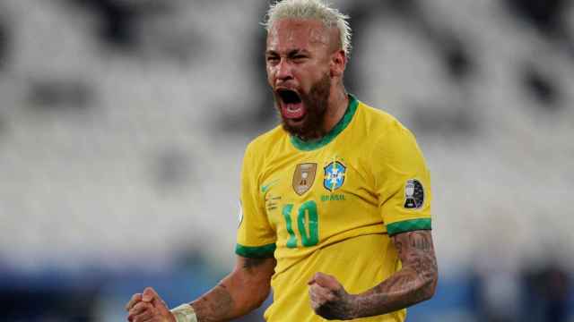 Neymar celebra un gol con Brasil.