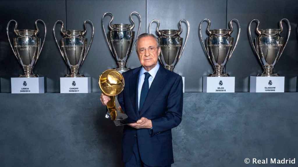 Florentino Pérez con el premio de los Globe Soccer