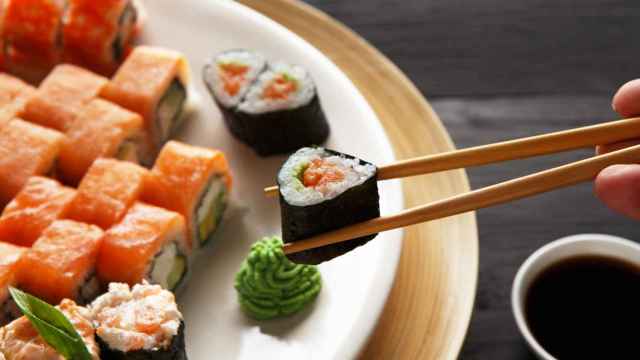 Un plato de sushi.