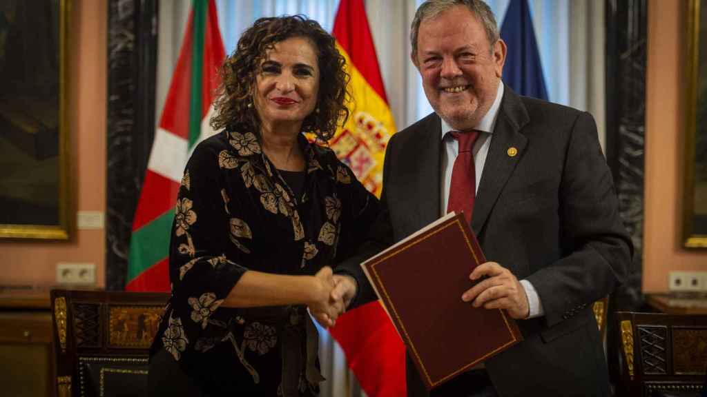 María Jesús Montero y el consejero de Economía y Hacienda del Gobierno Vasco, Pedro Azpiazu, este jueves en la firma.