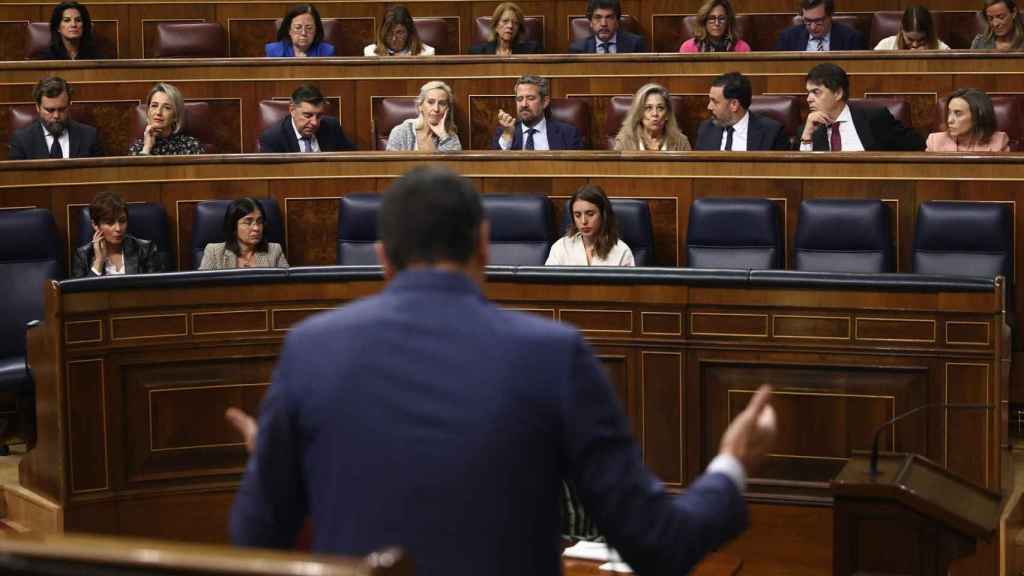 Pedro Sánchez, en la tribuna del Congreso de los Diputados, frente a Irene Montero.