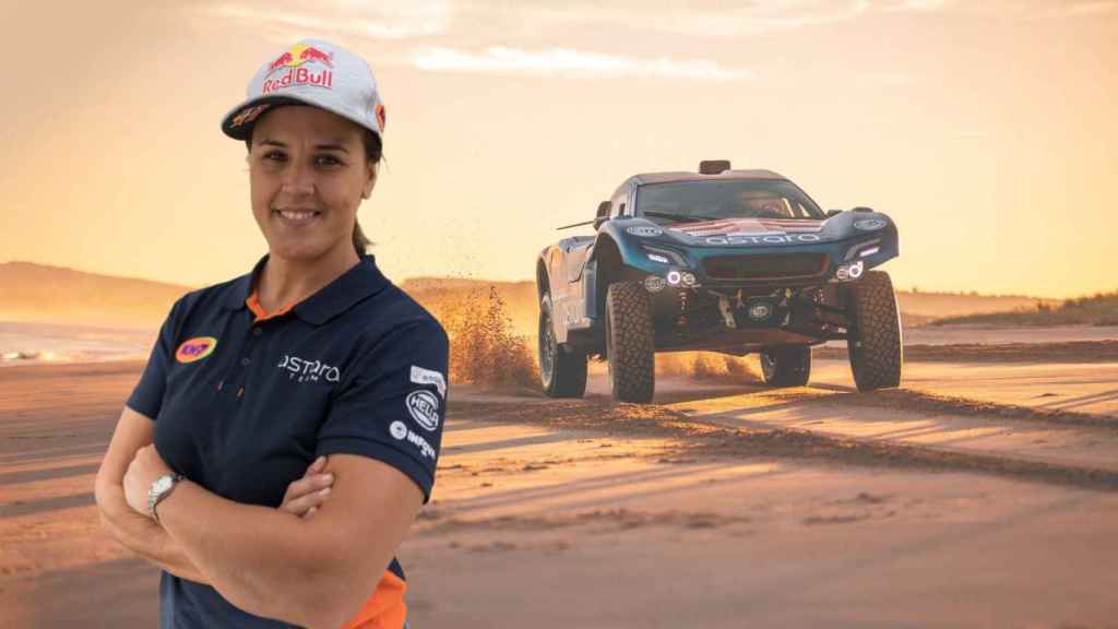 Laia Sanz, piloto en el Dakar 2023, y el coche Astara 01 Concept con el que competirá.