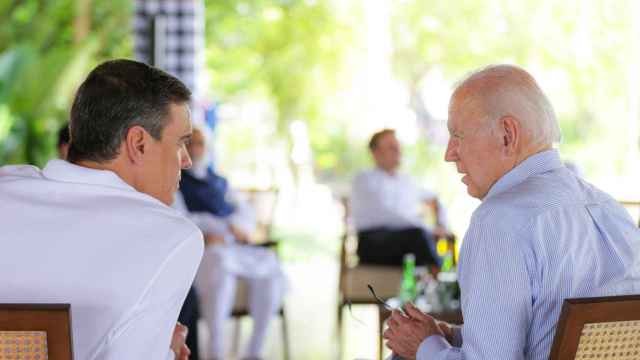 Sánchez y Biden en un momento de su charla, durante la cumbre del G-20 en Bali, en agosto de 2022.