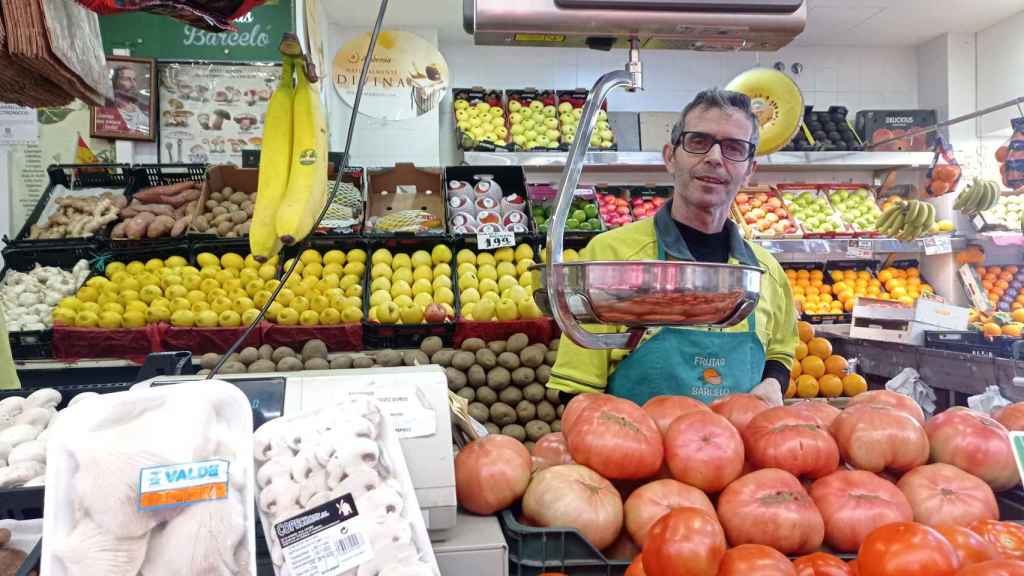 José Antonio Martínez, frutero del puesto Frutas Barceló.