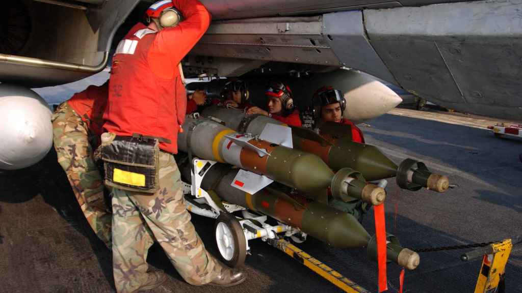 Bombas GBU-12, guiadas por láser, cargadas en un F-14