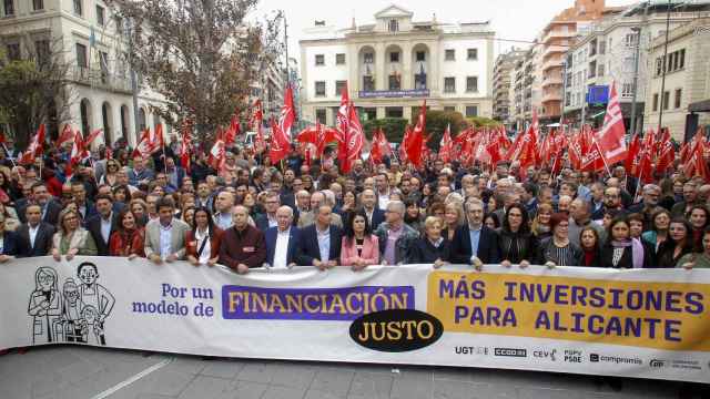Políticos, empresarios y sindicatos reclaman más inversiones para Alicante, este viernes.
