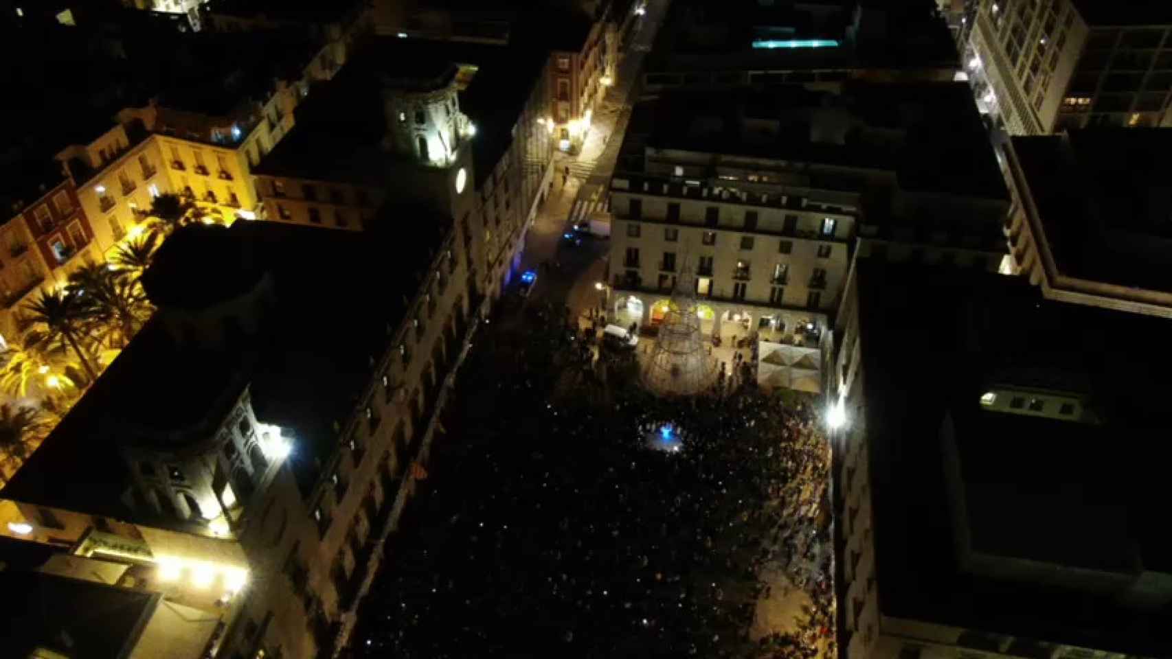 Un dron policial capta el momento del encendido en la plaza del Ayuntamiento de Alicante.