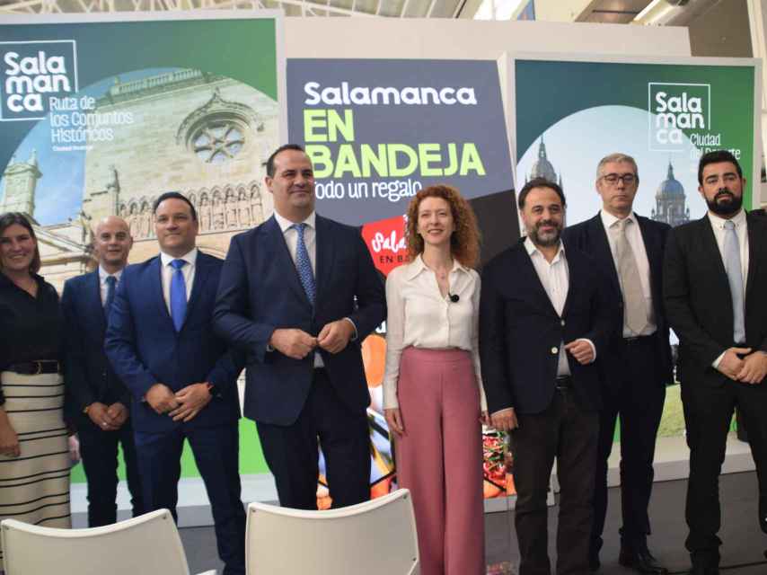 El alcalde de Santa Marta, David Mingo, y la teniente de alcalde de Salamanca, Ana Suárez, con otros representantes de la provincia, este viernes en Intur.