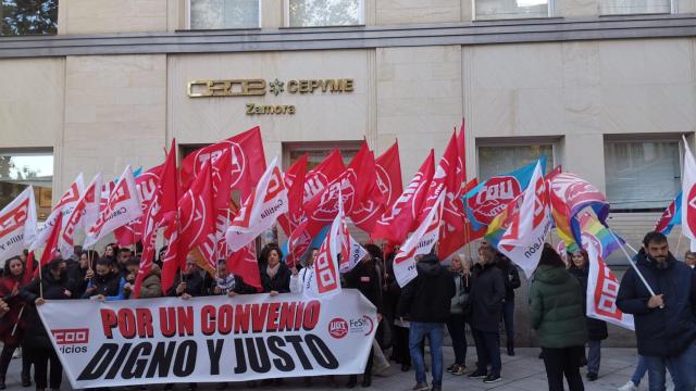 UGT y CCOO se manifiestan a las puertas de Azeco