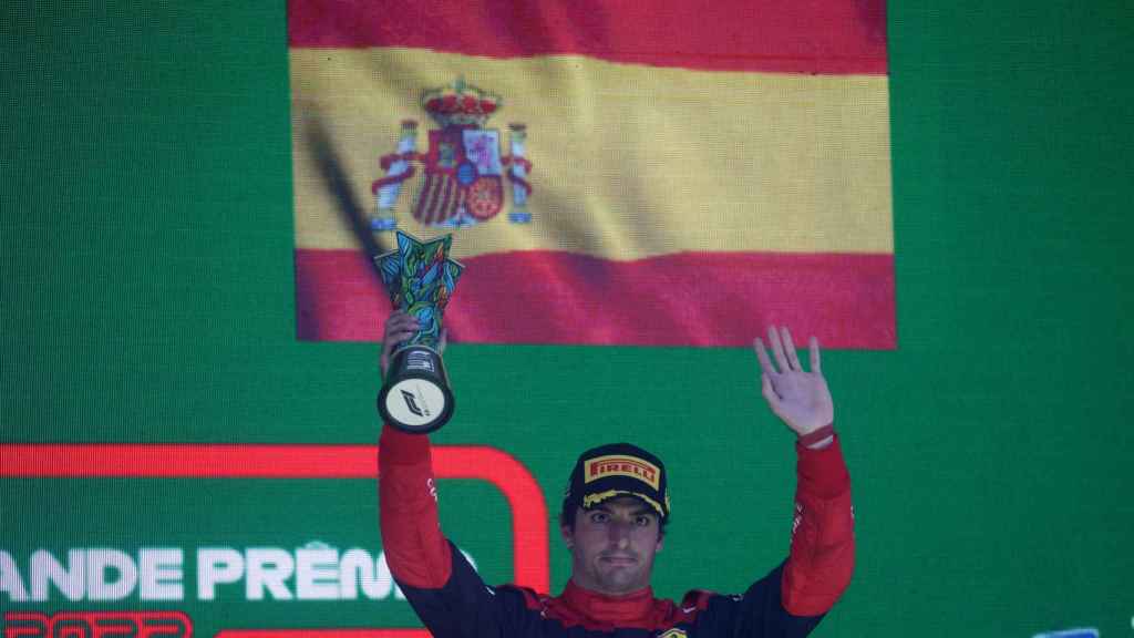Sainz celebra su tercer puesto en Brasil.