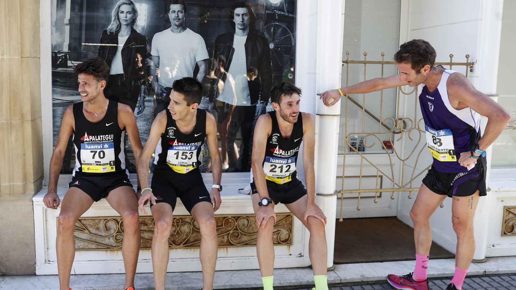 Un grupo de corredores exhaustos tras completar la 57 edición de la Behobia-San Sebastián