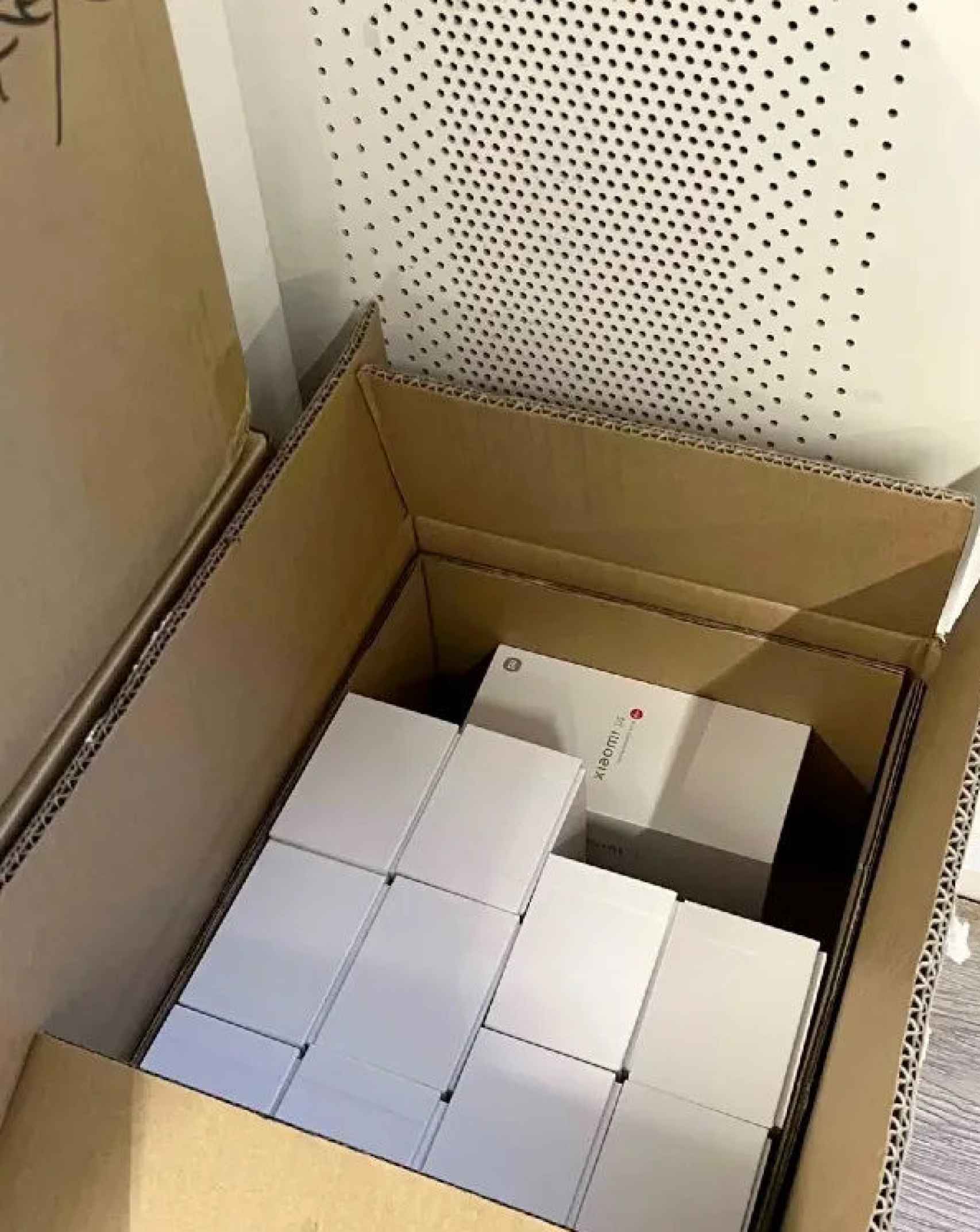 Foto de las cajas del supuesto Xiaomi 14