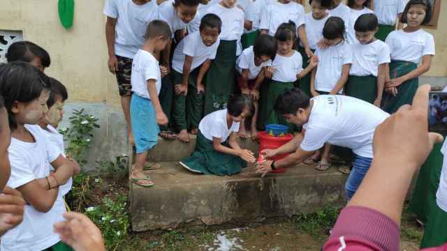 Niños aprendiendo la importancia del agua limpia y el saneamiento en Myanmar