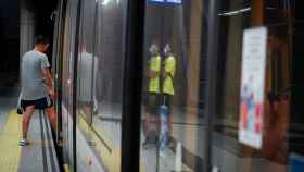 Un viajero sube a uno de los trenes del Metro de Málaga.