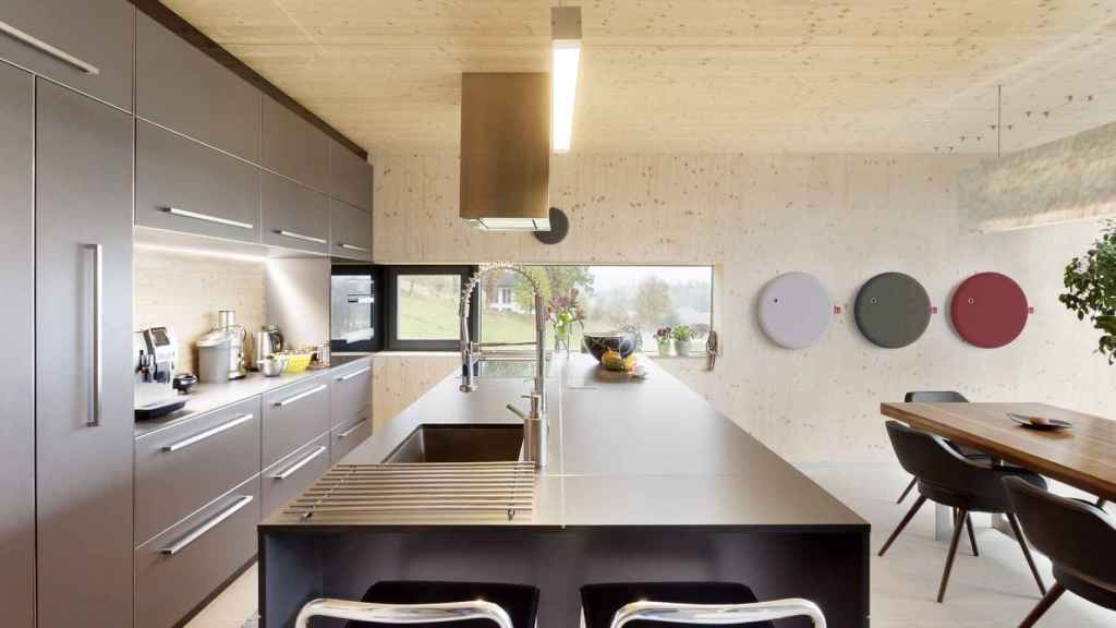 Extintores de diseño en una cocina