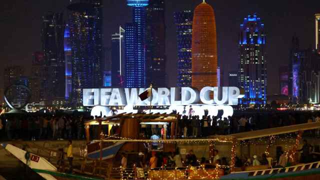 Un letrero luminoso del Mundial de Fútbol 2022 en Doha, Catar.