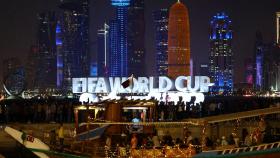 Un letrero luminoso del Mundial de Fútbol 2022 en Doha, Catar.