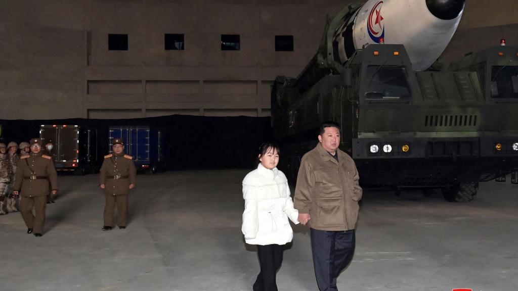 Kim Jong-un junto a su hija este sábado durante una prueba de lanzamiento de misiles.