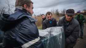 Voluntarios llevan calderas portátiles a los pueblos del norte de Járkov que no tendrán calefacción este invierno