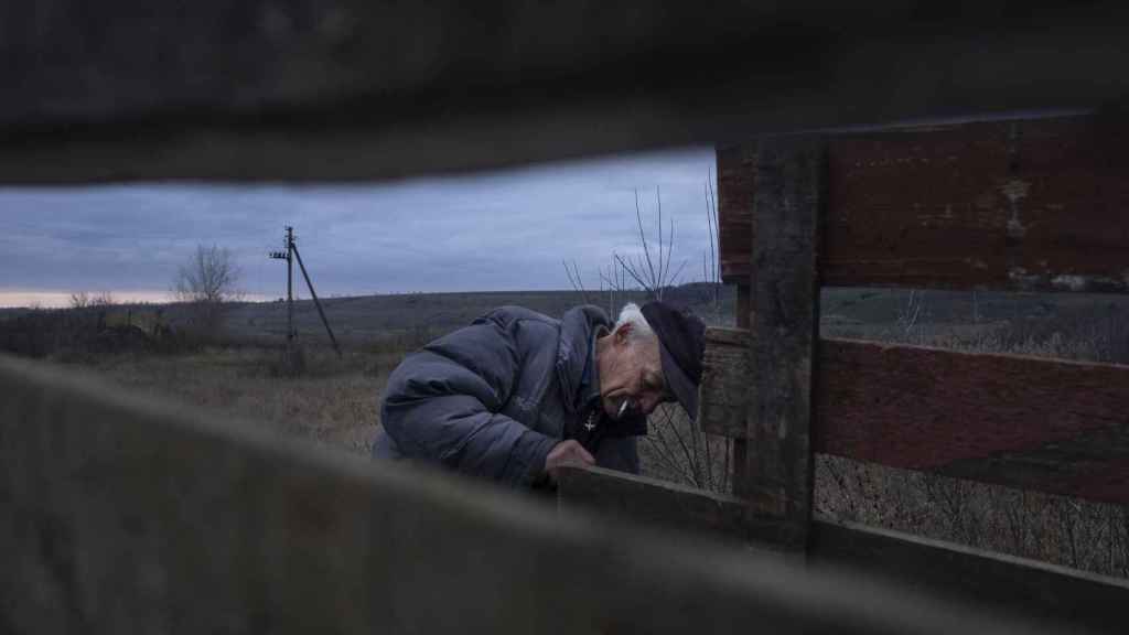 Con el pueblo bombardeado y sin suministro eléctrico, los vecinos de Tsupivka dependen de los voluntarios para sobrevivir