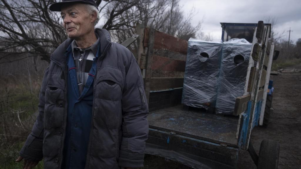 Sasha, junto al remolque donde los voluntarios han cargado las calderas portátiles para su casa y la de otros vecinos de Tsupivka