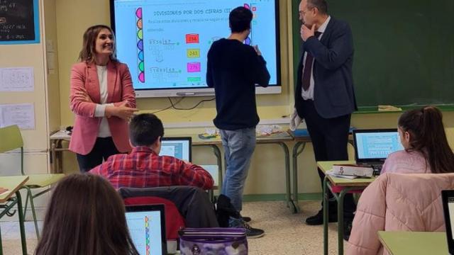 La consejera de Educación, Rocío Lucas, con alumnos en un aula