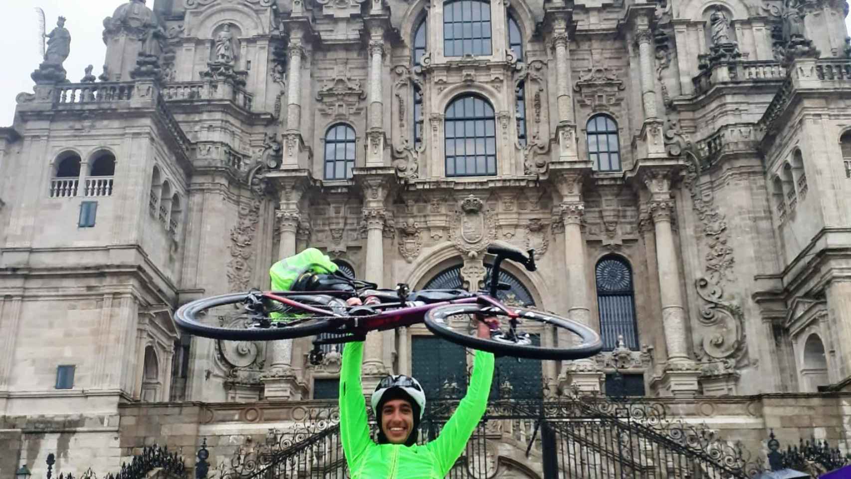 El torero Ángel Téllez llega en bici a Santiago por una buena causa