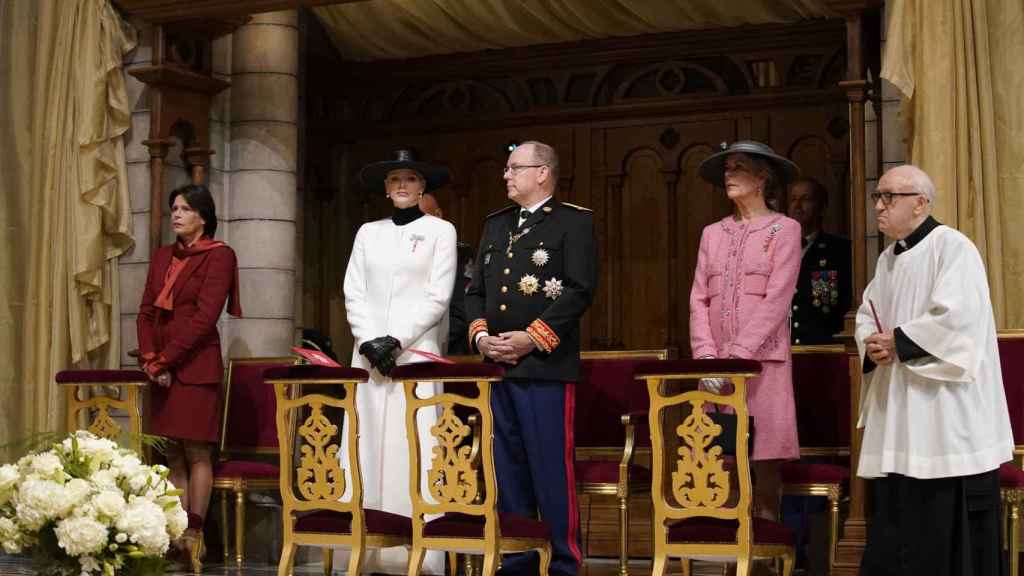 El príncipe Alberto junto a su mujer y sus hermanas en la misa de acción de gracias.