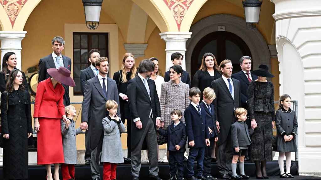 Los sobrinos del príncipe Alberto han posado junto a sus parejas e hijos.