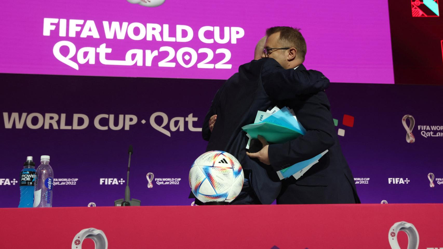 El director de comunicación de la FIFA se declara gay en Qatar y a un día  del Mundial