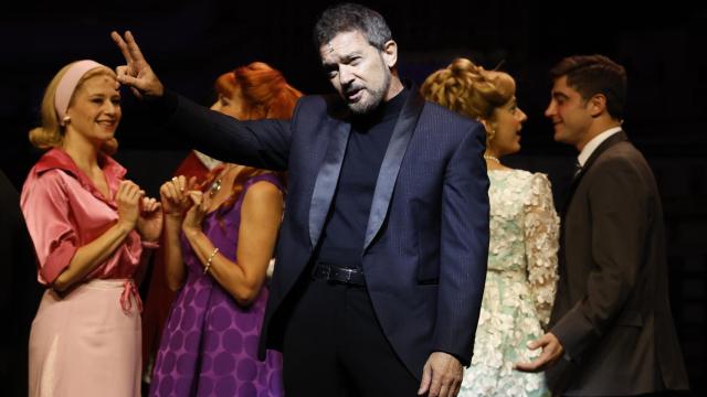 El actor y director Antonio Banderas (c), junto a otros miembros del elenco de 'Company'. Foto:  J.J. Guillén (Efe)