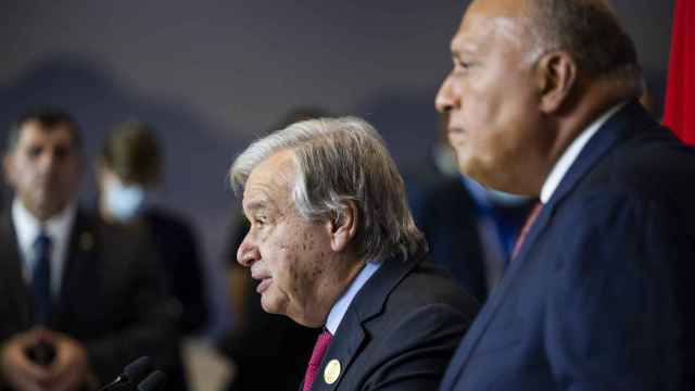 El secretario general de Naciones Unidas, António Guterres, y el presidente de la COP y ministro de  Exteriores egipcio, Sameh Shoukry, durante la última jornada de la cumbre.