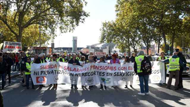 Un grupo de personas sostiene una pancarta en una manifestación para exigir una mejora de las pensiones y de los salarios acordes al IPC real celebrada el 19 de noviembre de 2022 en Madrid