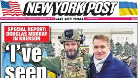 Imagen de la portada de este sábado del New York Post en la que un soldado ucraniano posa con el periodista Douglas Murray