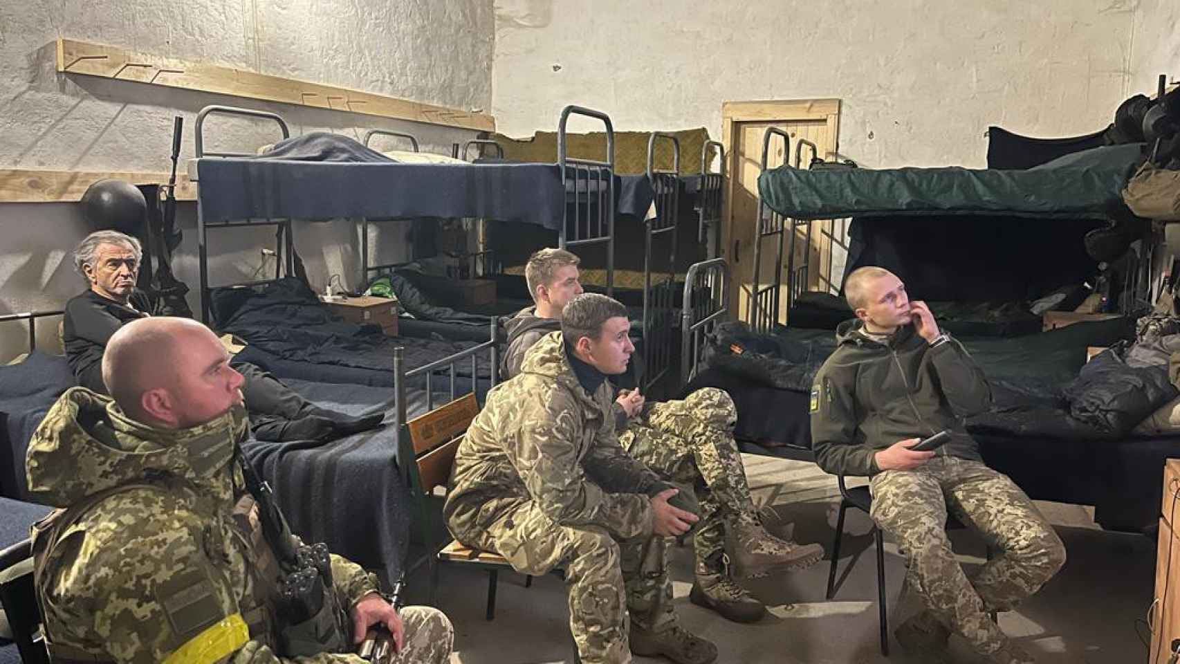BHL junto a soldados ucranianos en el frente de Jarkov