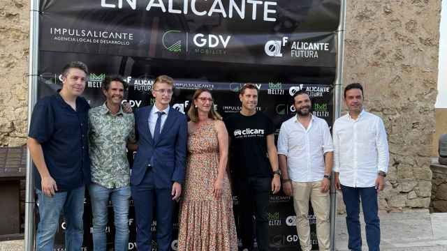 El equipo de GDV, con Germán Agulló (el tercero por la derecha) y el de Clicars con Pablo Fernández en Alicante recientemente.