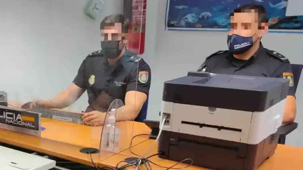 Dos agentes de la Policía Nacional de Alicante.