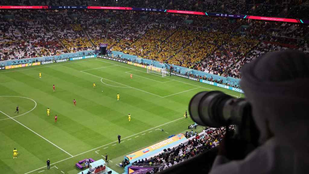 Un fotógrafo trabajando desde el Estadio Al Bayt durante el Qatar - Ecuador