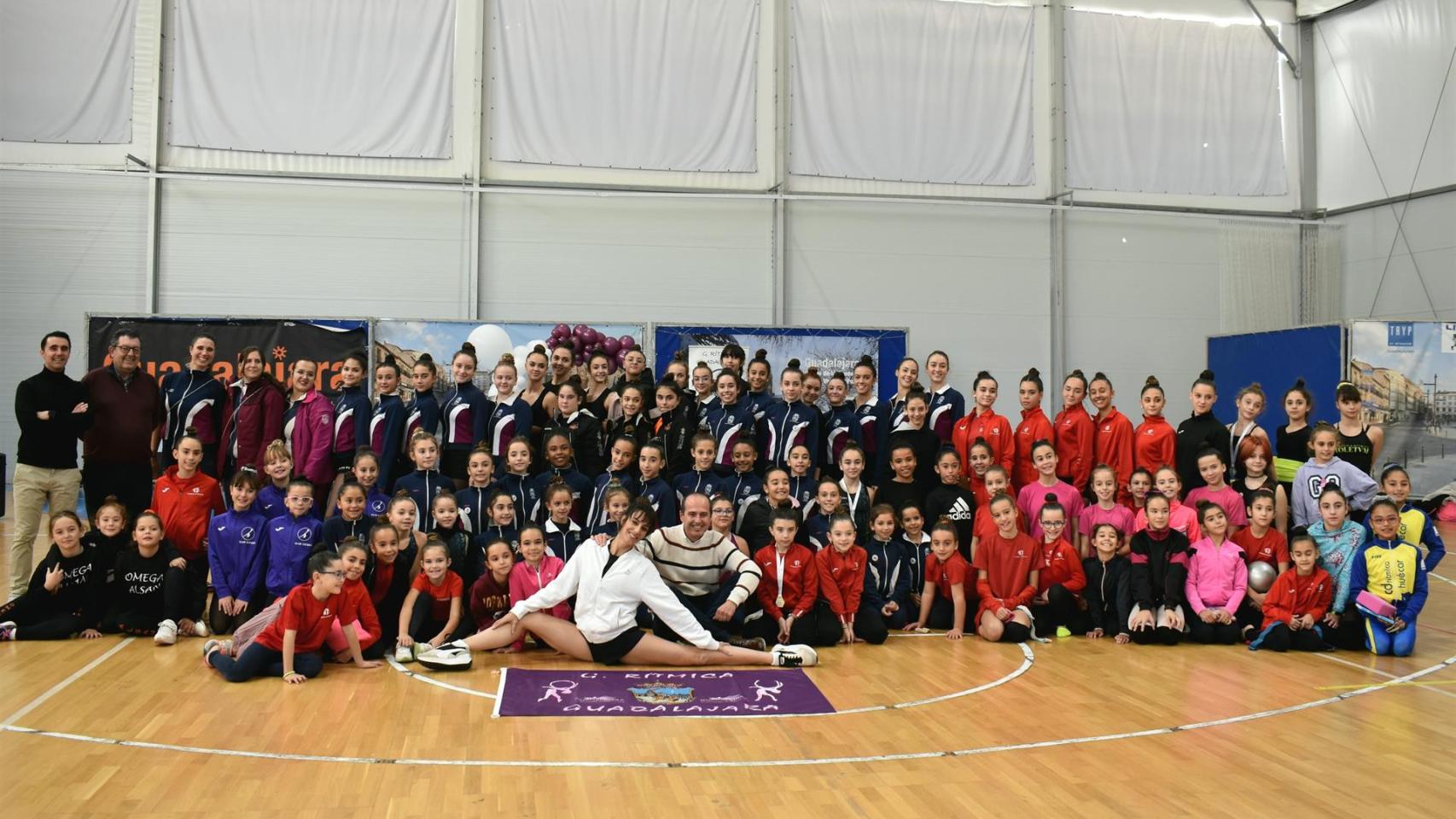 La deportista olímpica Almudena Cid reúne en Guadalajara a un centenar de gimnastas