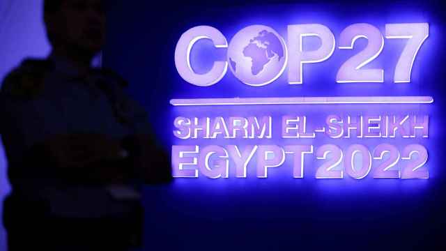 El cartel de la COP iluminado en Sharm el-Sheij durante el plenario final.
