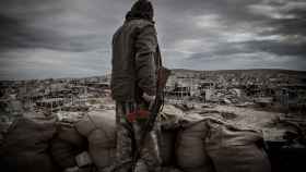 Un combatiente kurdo, en la ciudad siria de Kobane.
