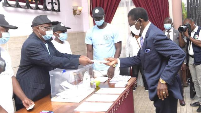 El presidente Obiang Nguema Mbasogo en el momento de la votación.