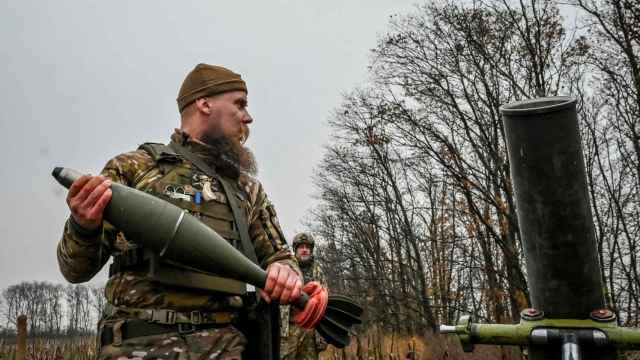 Un soldado ucraniano se dispone a lanzar un proyectil desde la región de Zaporiyia.